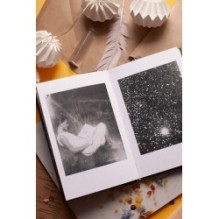 Вайолет, склонившаяся над травою